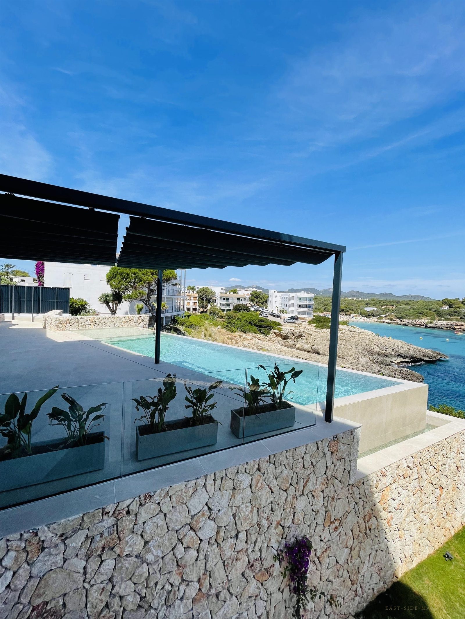 Pergola mit Poolblick