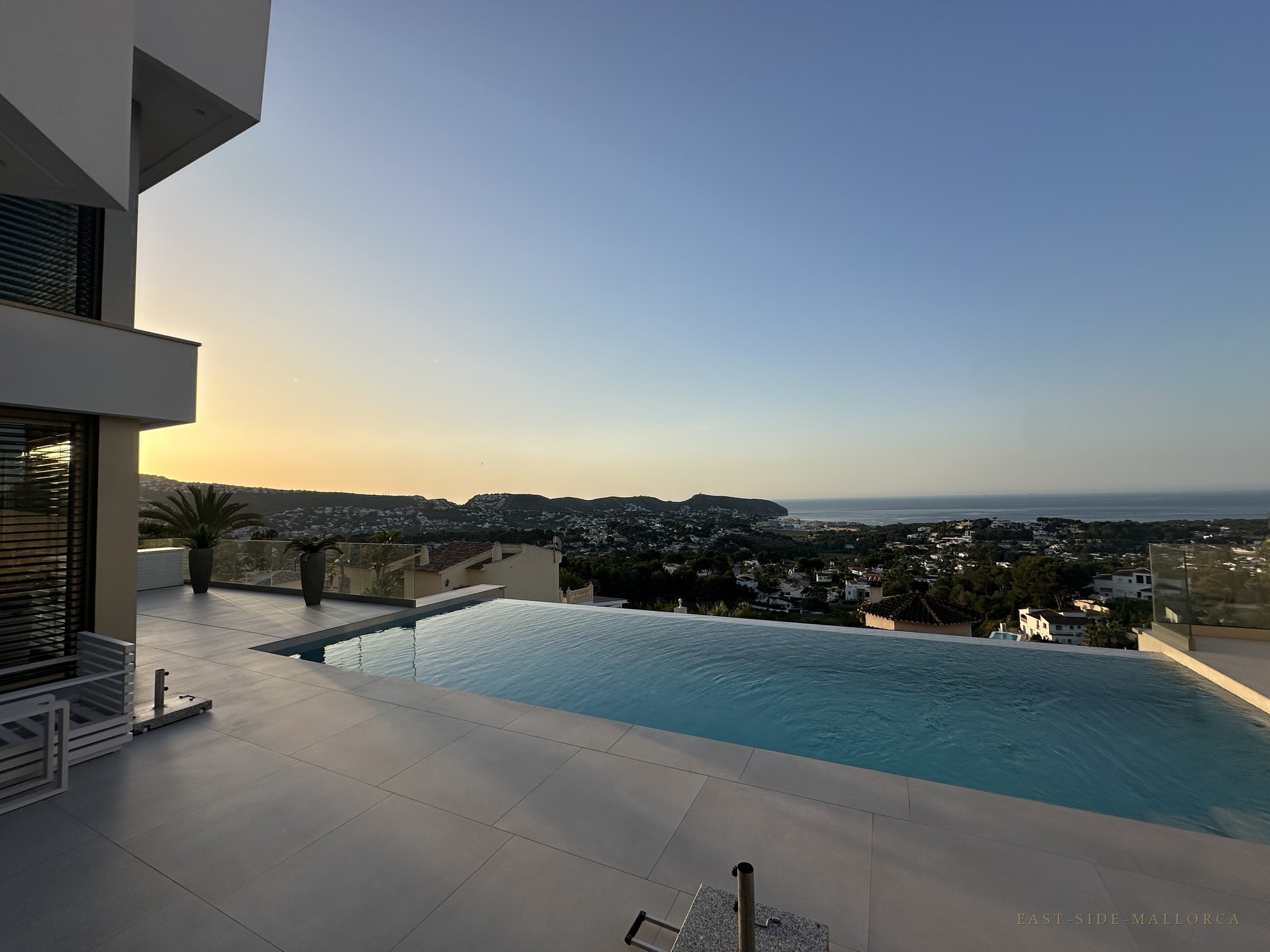 Infinity-Pool der Villa Belia mit weitem Blick über die Bucht von Moraira in der goldenen Stunde