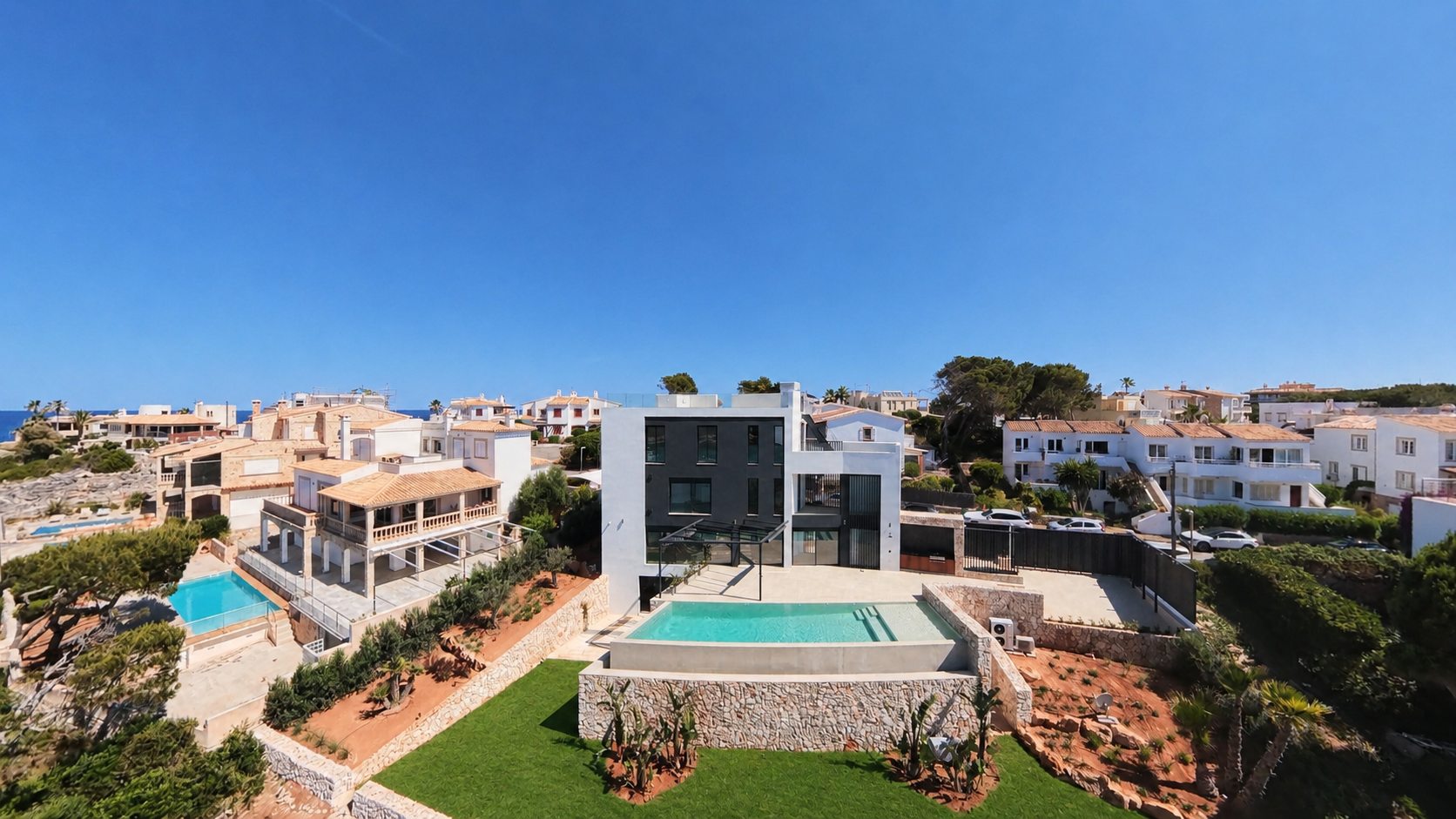 Villa Porto Colom von oben — Frontansicht mit Garten, Pool und Bucht