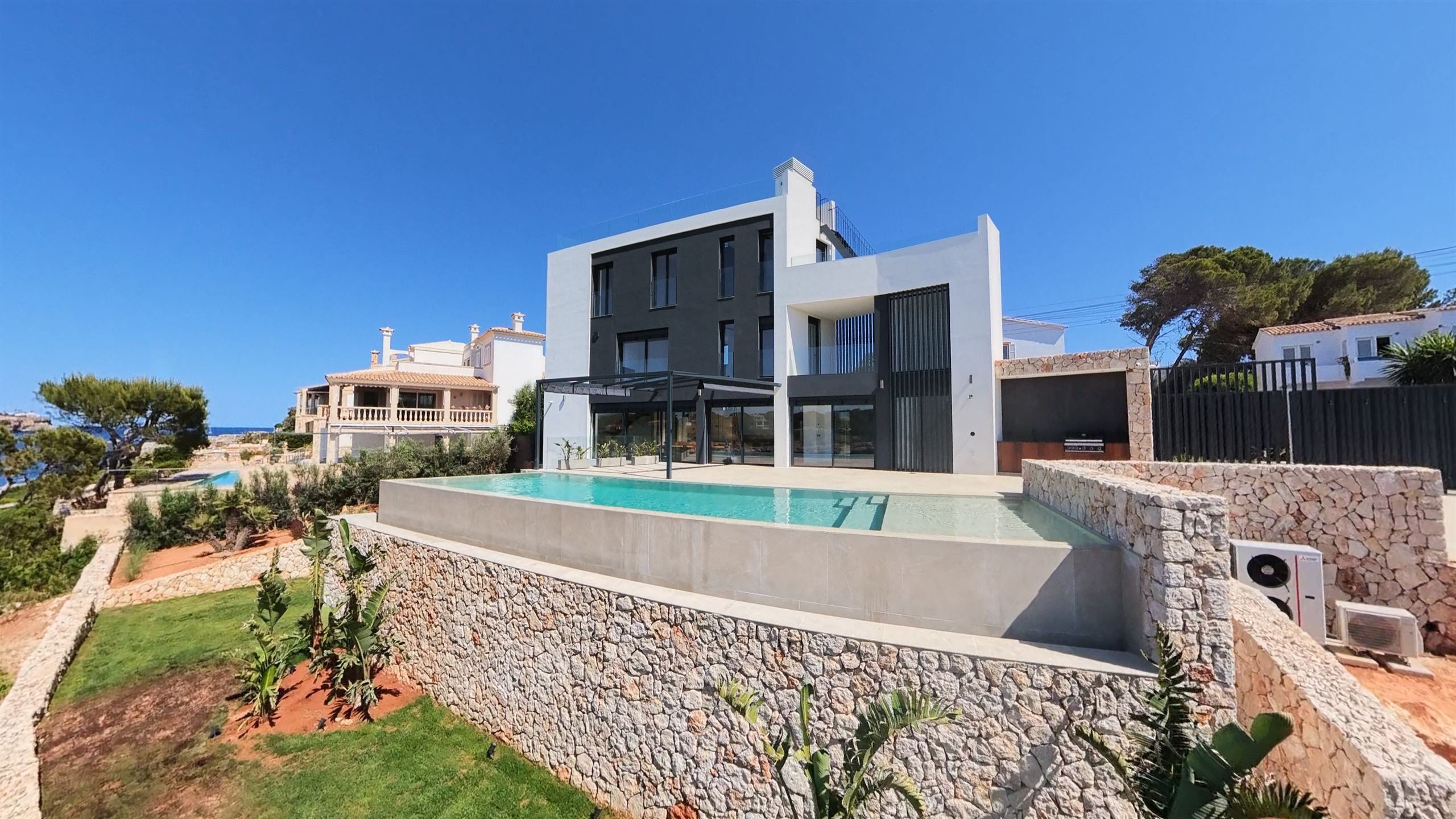Frontalansicht der Villa mit Infinitypool
