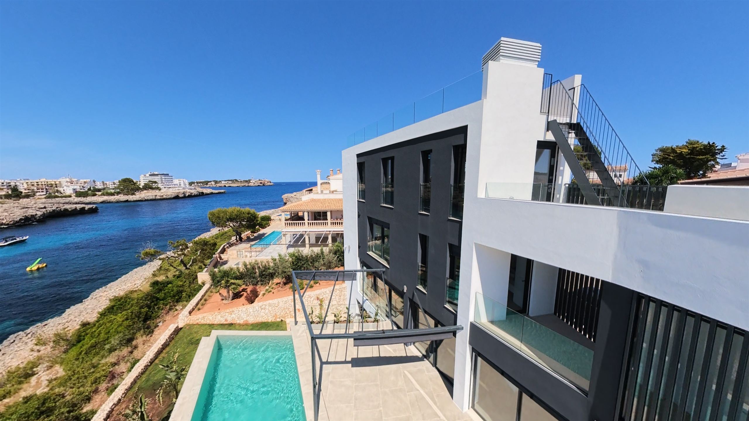 Die Meerfassade der Villa mit Pool und Bucht